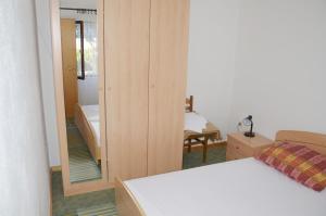 Apartments with parking space Postira, Brac - 22207