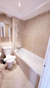 UK Chaps Retreat: Chelsea Studio Haven with Private Balcony
