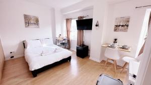 UK Chaps Retreat: Chelsea Studio Haven with Private Balcony