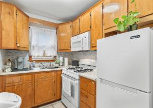 Sleeps 5 near ferry, train to Boston and downtown 3br apartment