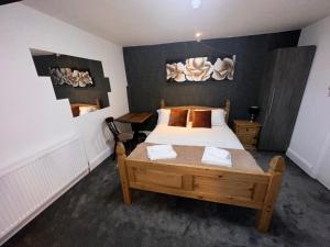 The White Lion Hotel with Free Parking, 1 Minute Walk to Yate Shopping Centre & Onsite Italian Restaurant