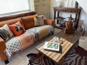 Ancien Fournil Cosy avec Piscine Couverte, Parc Verdoyant et Sauna, à 30 mn du Mans - FR-1-410-432