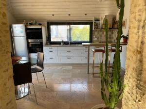 Ancien Fournil Cosy avec Piscine Couverte, Parc Verdoyant et Sauna, à 30 mn du Mans - FR-1-410-432