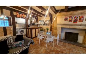 Maisons de vacances HYPER HYPER CENTRE MAISON ENTIERE DE 150 m2 QUARTIER HISTORIQUE DE TOURS a 25 metres DE LA CELEBRE PLACE PLUMEREAU pour 2 a 7 Personnes : photos des chambres