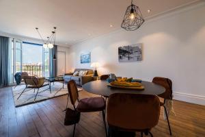 BEACHVIEW KEYWEEK Beachfront Renovated Apartment with Parking in Biarritz