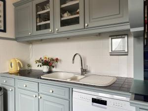 Villas 758 - Charmante maison en pierre, a quelques minutes des plages du Guen et du centre d'Erquy : photos des chambres