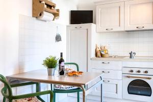 GuestHost- La Casita Apartment with pool