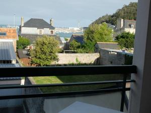 525 - A ERQUY, dans cet immeuble, situé à 300m du centre et 200m de la plage