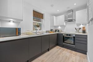 1-Bedroom Luxurious, City Centre, Chic & Stunning Apartment in Southampton, Sleeps 4, SUMMER SPECIAL OFFER! - by Blue Puffin Stays