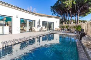 Villa SurgaBali - swimming pool and 300m from the beach