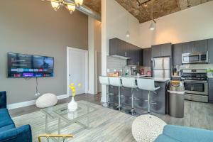 Luxury 2BR Suite with Optional Parking and Gym access Near McCormick Place and Soldier Field