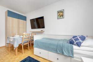 Spacious Apartment with Three Bedrooms in Warsaw by Noclegi Renters