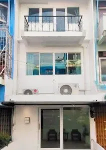 Whole 3-storey house right in the local community. - Bangna