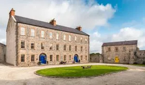 Beautifully restored soldier's barracks to sleep 10 people - Tulla