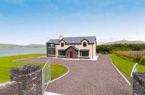 Luxury 4 bedroom holiday home overlooking the sea on Valentia Island