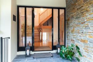 Stylish and spacious home with sea & mountain views