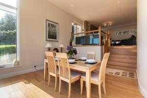 Stylish and spacious home with sea & mountain views