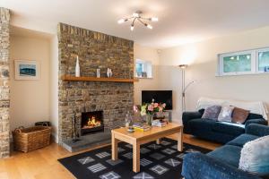 Stylish and spacious home with sea & mountain views