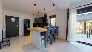 2 Bed House - Sleeps 4 - Garden - Parking - Wifi