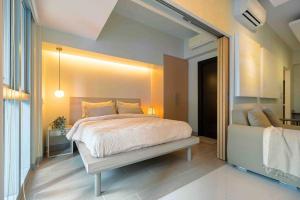 1 BR with balcony in Uptown BGC