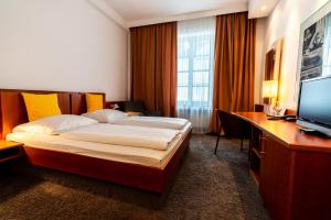 Double Room room in Carlton Astoria