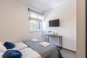 Exclusive Villa Del Mar in Milna with a pool