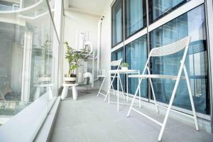 Cozy 1BR with Balcony and Netflix in Uptown BGC