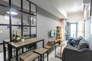 Cozy 1BR with Balcony and Netflix in Uptown BGC