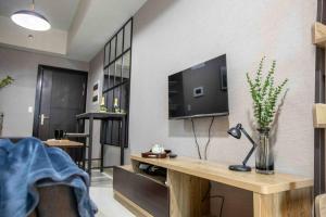 Cozy 1BR with Balcony and Netflix in Uptown BGC
