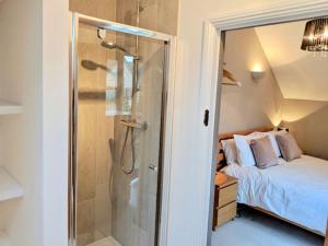 Oakleigh Cottage - lakes, spa, pools, sports, nature reserve