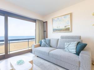 Spacious apartment with direct sea view