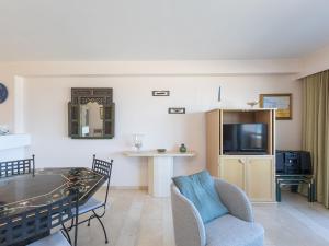 Spacious apartment with direct sea view