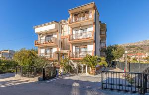 Two-Bedroom Apartment In Kastel Kambelovac