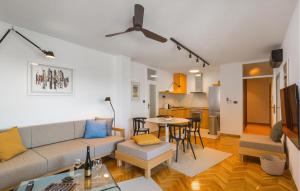3 Bedroom Lovely Apartment In Omis 
