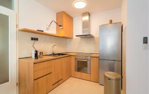 3 Bedroom Lovely Apartment In Omis 