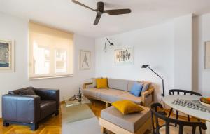 3 Bedroom Lovely Apartment In Omis 