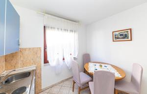 2 Bedroom Cozy Apartment In Kastel Kambelovac 
