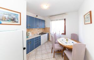 2 Bedroom Cozy Apartment In Kastel Kambelovac