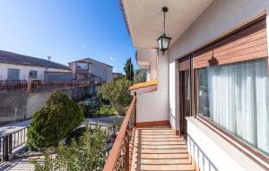 2 Bedroom Cozy Apartment In Kastel Kambelovac 