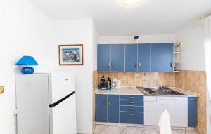 2 Bedroom Cozy Apartment In Kastel Kambelovac 