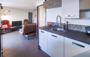 Maisons de vacances Beautiful Home In Vic-La-Gardiole : photos des chambres
