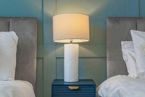 2 Bedroom 2 Bathroom Apartment - City Centre - Free Parking, Fast Wifi, Juliet Balcony and Smart TV with SkyTV and Netflix by Yoko Property