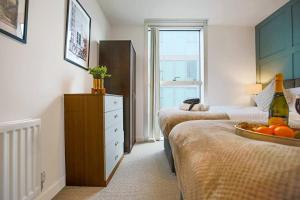 2 Bedroom 2 Bathroom Apartment - City Centre - Free Parking, Fast Wifi, Juliet Balcony and Smart TV with SkyTV and Netflix by Yoko Property