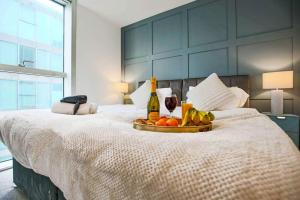 2 Bedroom 2 Bathroom Apartment - City Centre - Free Parking, Fast Wifi, Juliet Balcony and Smart TV with SkyTV and Netflix by Yoko Property