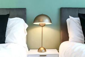 2 Bedroom 2 Bathroom Apartment - City Centre - Free Parking, Fast Wifi, Juliet Balcony and Smart TV with SkyTV and Netflix by Yoko Property