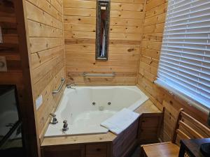 NEW!! King BedJetted Tub5 min to Beaver Lake #5