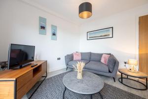 5mins JD gym Supermarket Retail M60 City Centre Salford Queys Media City