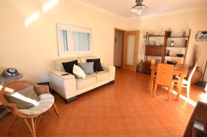 Algarve, spacious T2 with balcony and garage, Armacao de Pera