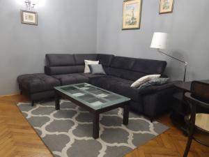 One Bedroom Apartment Next to the Royal Castle in Warsaw by Noclegi Renters