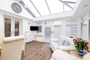JOIVY Beautiful House with Garden & Parking